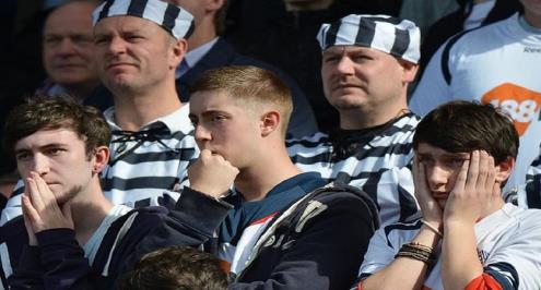 شبح الإفلاس يضرب بولتون.. النادي يلغي تدريباته بعد فشل توفير الوجبات والماء